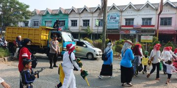 Kawal Karnaval PAUD HUT RI ke-81, Polsek Serang Baru Lakukan Pengamanan dan Pengaturan Lalu Lintas
