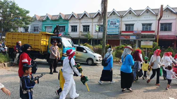 Kawal Karnaval PAUD HUT RI ke-81, Polsek Serang Baru Lakukan Pengamanan dan Pengaturan Lalu Lintas