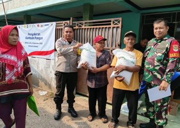 Bhabinkamtibmas Cijengkol Dampingi Penyaluran Bantuan Pangan Bulog kepada 1.125 Warga
