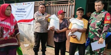 Bhabinkamtibmas Cijengkol Dampingi Penyaluran Bantuan Pangan Bulog kepada 1.125 Warga