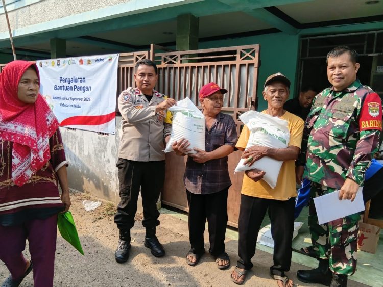 Bhabinkamtibmas Cijengkol Dampingi Penyaluran Bantuan Pangan Bulog kepada 1.125 Warga