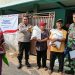 Bhabinkamtibmas Cijengkol Dampingi Penyaluran Bantuan Pangan Bulog kepada 1.125 Warga