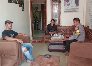 Sambangi Kepala Desa Jayalaksana, Bhabinkamtibmas Ajak Warga Jaga Kerukunan dan Kamtibmas