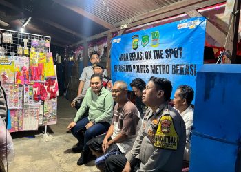 JAGA JAKARTA ON THE SPOT, Polsek Pebayuran Sambangi Pos Kamling dan Ajak Warga Perkuat Siskamling