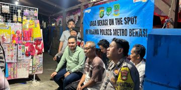 JAGA JAKARTA ON THE SPOT, Polsek Pebayuran Sambangi Pos Kamling dan Ajak Warga Perkuat Siskamling