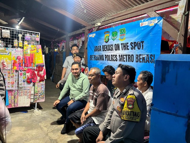 JAGA JAKARTA ON THE SPOT, Polsek Pebayuran Sambangi Pos Kamling dan Ajak Warga Perkuat Siskamling
