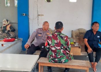 Sambangi Warga Sukadaya, Bhabinkamtibmas Polsek Tambelang Sampaikan Pesan Kamtibmas