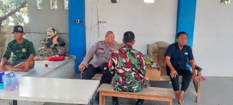 Sambangi Warga Sukadaya, Bhabinkamtibmas Polsek Tambelang Sampaikan Pesan Kamtibmas