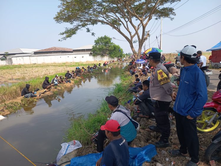 Polsek Pebayuran Amankan Gebyar Mancing, Satu Ton Lele Meriahkan HUT RI ke-81 di Sumbereja