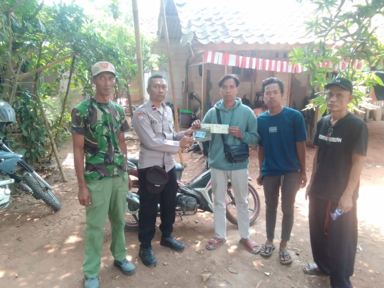 Bhabinkamtibmas Polsek Setu Kembalikan Sepeda Motor yang Ditemukan Warga kepada Pemiliknya
