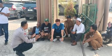 Bhabinkamtibmas Karangharum Ajak Warga Jaga Kondusivitas Jelang Pilkades