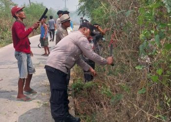 Bhabinkamtibmas Sindangsari Bersama Warga Kerja Bakti Bersihkan Lingkungan
