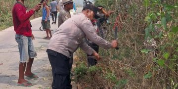 Bhabinkamtibmas Sindangsari Bersama Warga Kerja Bakti Bersihkan Lingkungan