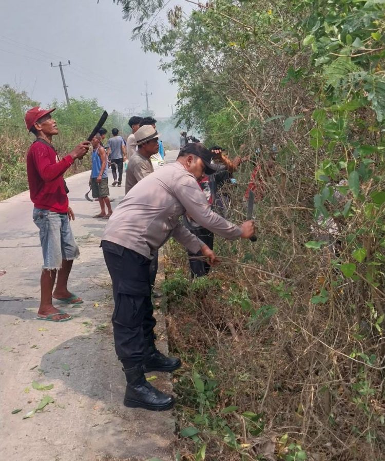Bhabinkamtibmas Sindangsari Bersama Warga Kerja Bakti Bersihkan Lingkungan