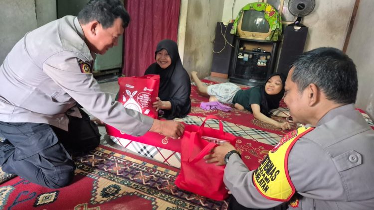 Bhabinkamtibmas Sukadami Salurkan Bantuan Sembako, Wujud Kepedulian Polri kepada Warga Penyandang Disabilitas