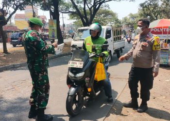 Bhabinkamtibmas Desa Ciantra Bagikan Masker, Ajak Warga Bersama Jaga Kamtibmas