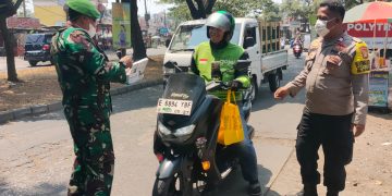 Bhabinkamtibmas Desa Ciantra Bagikan Masker, Ajak Warga Bersama Jaga Kamtibmas