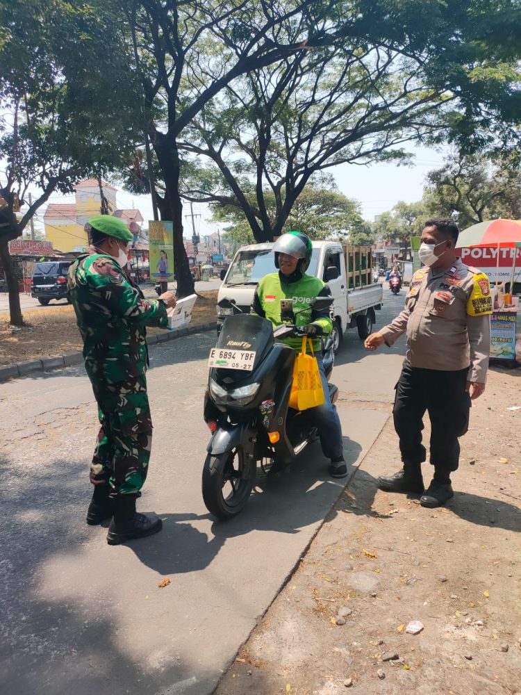 Bhabinkamtibmas Desa Ciantra Bagikan Masker, Ajak Warga Bersama Jaga Kamtibmas