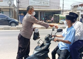 Bhabinkamtibmas Desa Sukadami Bagikan Masker kepada Warga, Ajak Bersama Jaga Kesehatan dan Kamtibmas