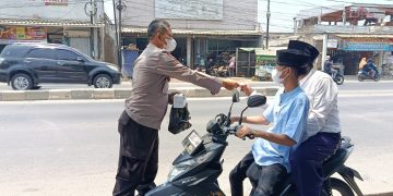 Bhabinkamtibmas Desa Sukadami Bagikan Masker kepada Warga, Ajak Bersama Jaga Kesehatan dan Kamtibmas