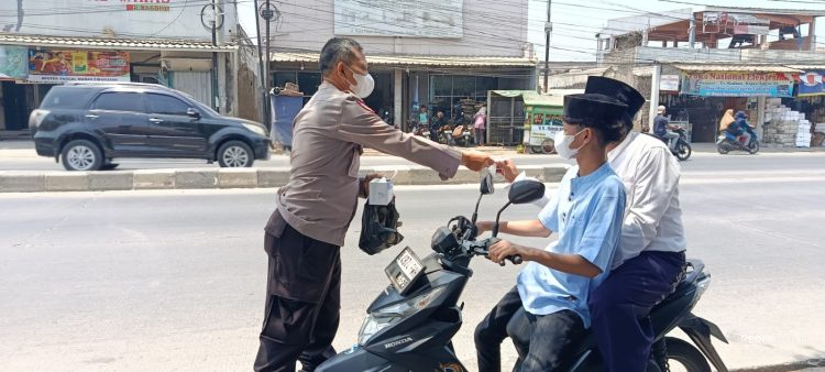 Bhabinkamtibmas Desa Sukadami Bagikan Masker kepada Warga, Ajak Bersama Jaga Kesehatan dan Kamtibmas