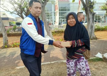 FORUM FARMASI KARAWANG Gelar Sedekah Jumat di Kota Karawang 