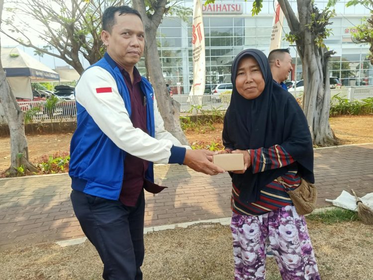 FORUM FARMASI KARAWANG Gelar Sedekah Jumat di Kota Karawang  ‎