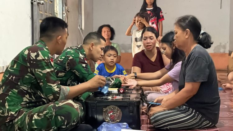 Wujud Kepedulian Humanis, Pos Kotis Satgas Yonarmed 13/Nanggala Bersama Dokter Gelar Pelayanan Kesehatan Door-to-Door di Desa Semuntik