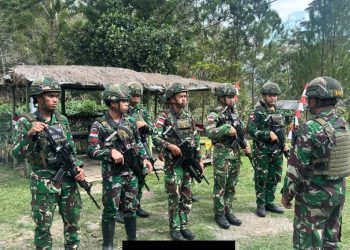 Ukir Senyum Mama-Mama Papua, Satgas Yonif 645/GTY Beli Hasil Bumi di Distrik Kelila