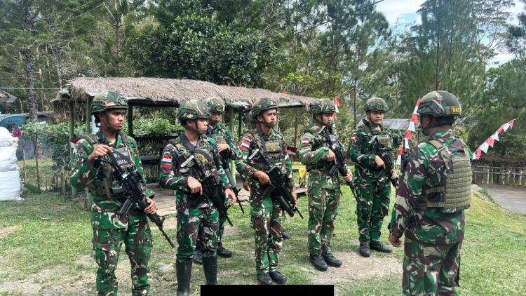 Ukir Senyum Mama-Mama Papua, Satgas Yonif 645/GTY Beli Hasil Bumi di Distrik Kelila