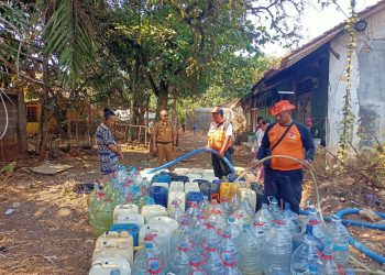 Polsek Serang Baru Dampingi Penyaluran Air Bersih bagi Warga Terdampak Kekeringan
