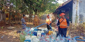 Polsek Serang Baru Dampingi Penyaluran Air Bersih bagi Warga Terdampak Kekeringan