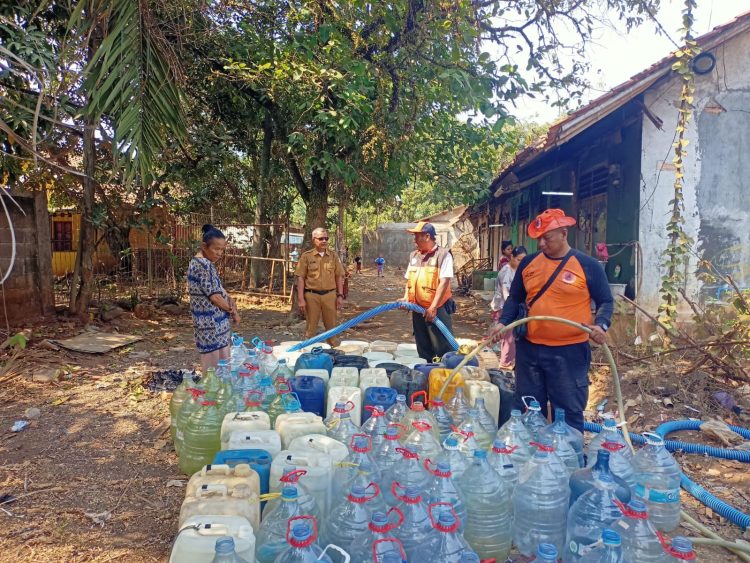 Polsek Serang Baru Dampingi Penyaluran Air Bersih bagi Warga Terdampak Kekeringan
