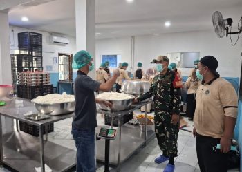 Pastikan Kebersihan Makanan, Babinsa Danukusuman Cek Langsung Dapur SPPG