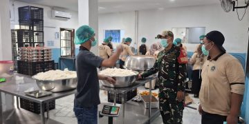 Pastikan Kebersihan Makanan, Babinsa Danukusuman Cek Langsung Dapur SPPG
