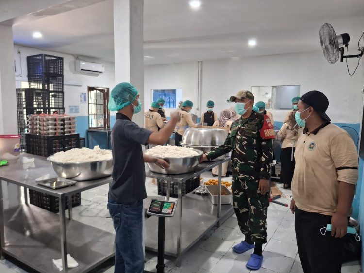 Pastikan Kebersihan Makanan, Babinsa Danukusuman Cek Langsung Dapur SPPG