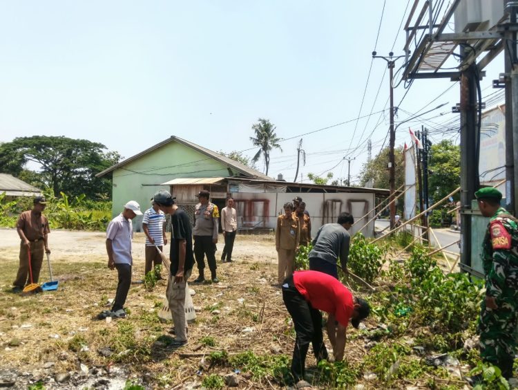 Polsek Tambelang Amankan Bakti Sosial Calon Kades Sukaraja Nomor Urut 3