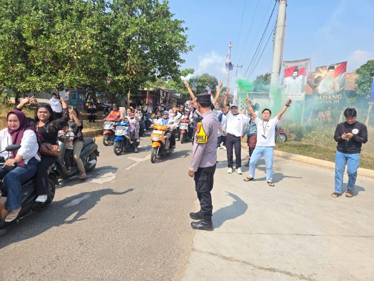Polsek Setu Amankan Pawai Kampanye Calon Kades Ragemanunggal Nomor Urut 2