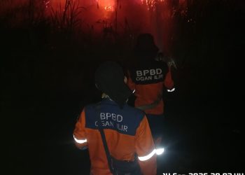 Babinsa Koramil 402-12/Pemulutan Bersama Tim Gabungan Padamkan Karhutla di Desa Ibul Besar I