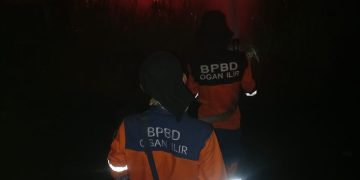 Babinsa Koramil 402-12/Pemulutan Bersama Tim Gabungan Padamkan Karhutla di Desa Ibul Besar I