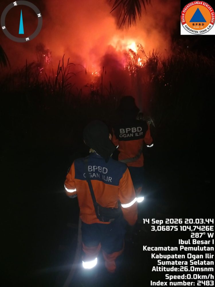 Babinsa Koramil 402-12/Pemulutan Bersama Tim Gabungan Padamkan Karhutla di Desa Ibul Besar I