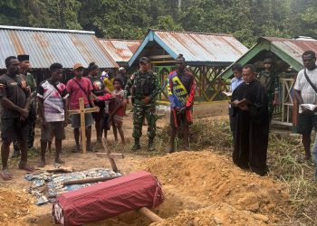 Wujud Kepedulian TNI, Satgas Pamtas RI-PNG Kewilayahan Yonif 147/KGJ Bantu Pemakaman Masyarakat Kampung Ururu di Distrik Yamor