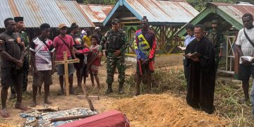 Wujud Kepedulian TNI, Satgas Pamtas RI-PNG Kewilayahan Yonif 147/KGJ Bantu Pemakaman Masyarakat Kampung Ururu di Distrik Yamor