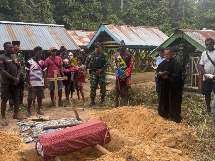 Wujud Kepedulian TNI, Satgas Pamtas RI-PNG Kewilayahan Yonif 147/KGJ Bantu Pemakaman Masyarakat Kampung Ururu di Distrik Yamor