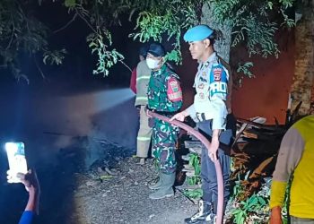 Sigap, Polisi dan Warga Padamkan Kebakaran Lahan di Depan Balai Desa Bandar Abung