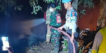 Sigap, Polisi dan Warga Padamkan Kebakaran Lahan di Depan Balai Desa Bandar Abung