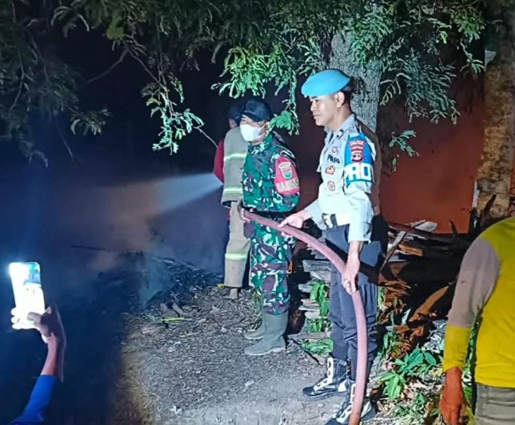 Sigap, Polisi dan Warga Padamkan Kebakaran Lahan di Depan Balai Desa Bandar Abung