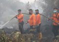 Polres Landak Bersama Tim Gabungan Padamkan Karhutla di Sebangki, Api Jinak Pukul 23.00 WIB