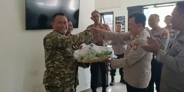Sinergitas TNI-Polri Makin Erat, Polsek Cikarang Selatan Sambangi Koramil 08 Lemahabang Rayakan HUT TNI ke-81