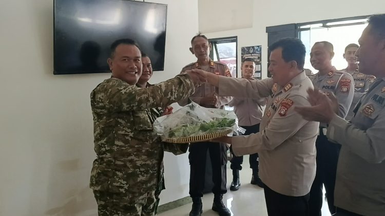 Sinergitas TNI-Polri Makin Erat, Polsek Cikarang Selatan Sambangi Koramil 08 Lemahabang Rayakan HUT TNI ke-81